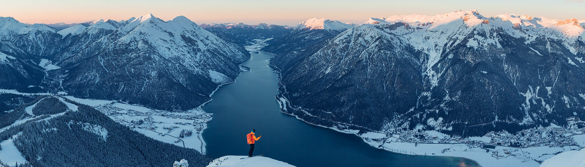 Bärenkopf im Winter Skitourengeher können im Winter den Achensee im Winterkleid entdecken.