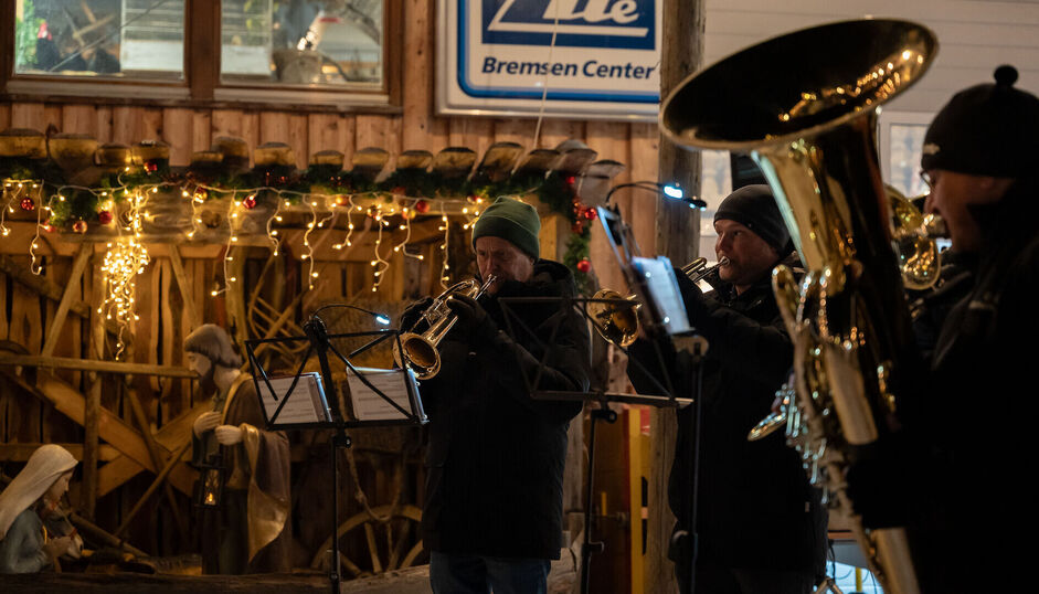 Traditional brass musicians at the Museum Christmas Musik und traditioneller Gesang stehen bei der Achenseer Museumsweihnacht in Maurach auf dem Programm. /// The Achensee Museum Christmas in Maurach features music and traditional singing.
