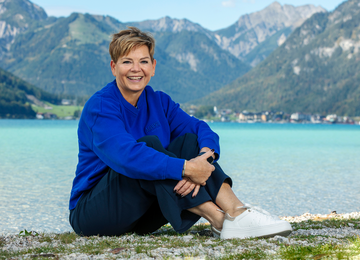 Monika Margreiter von Achensee Tourismus am Seeufer in Maurach am Achensee.