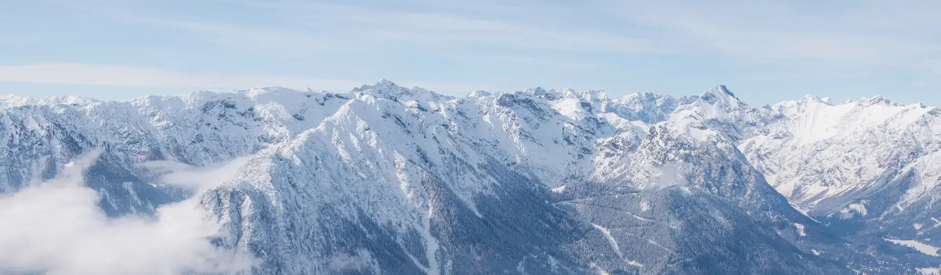 Der Blick vom Rofangebirge auf die verschneite Region Achensee und den Naturpark Karwendel.