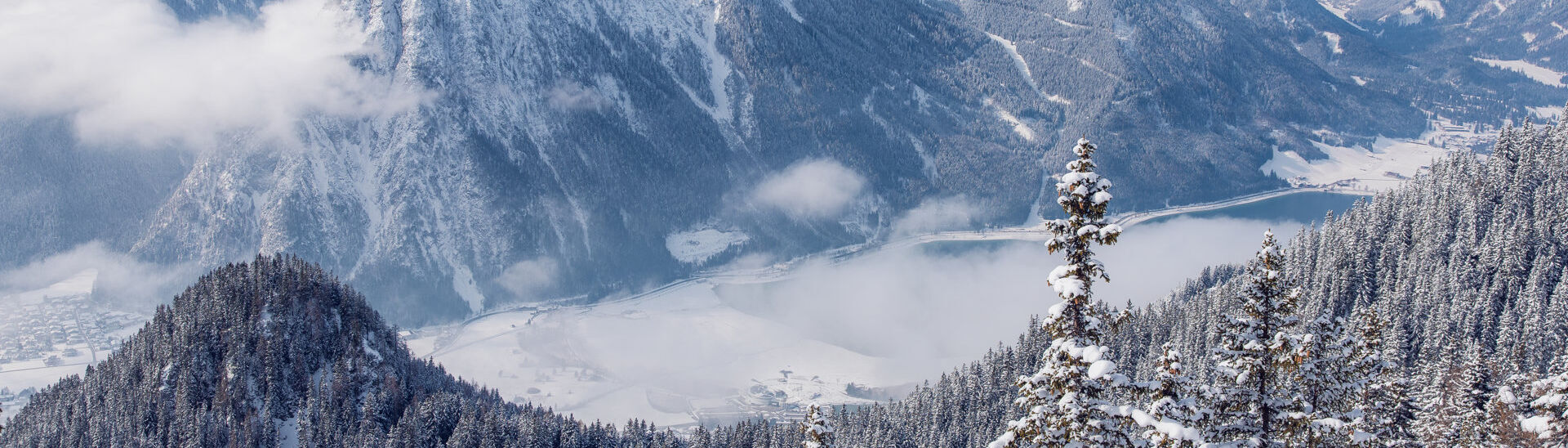 Die Region Achensee im Winter Der Blick vom Rofangebirge auf die verschneite Region Achensee und den Naturpark Karwendel.