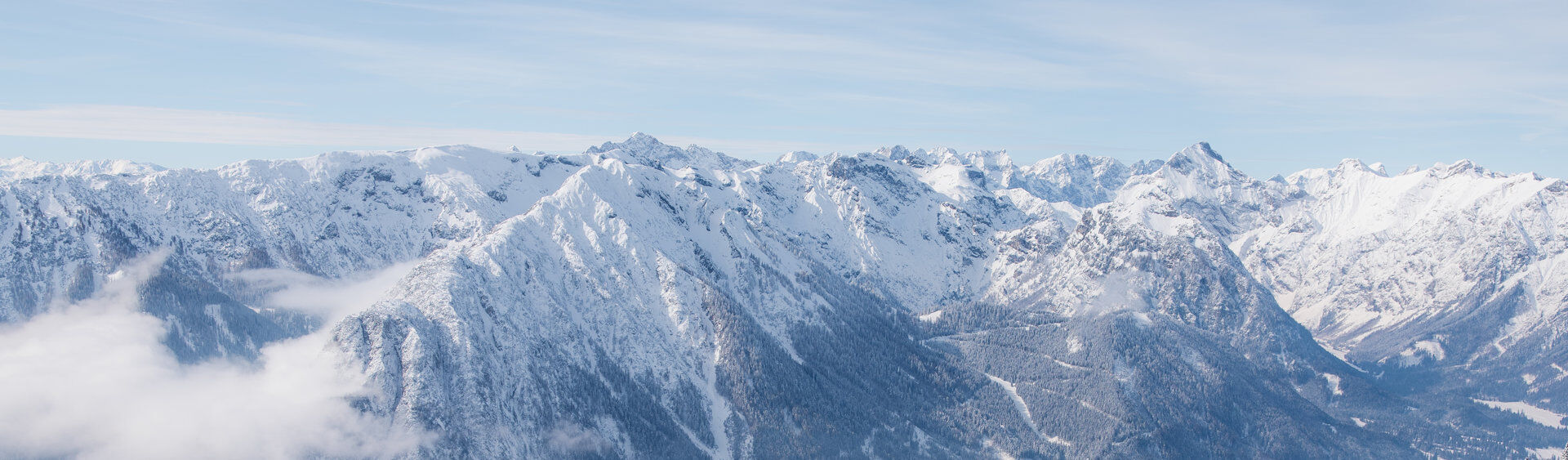 Der Blick vom Rofangebirge auf die verschneite Region Achensee und den Naturpark Karwendel.