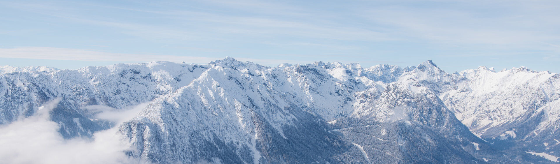 Der Blick vom Rofangebirge auf die verschneite Region Achensee und den Naturpark Karwendel.