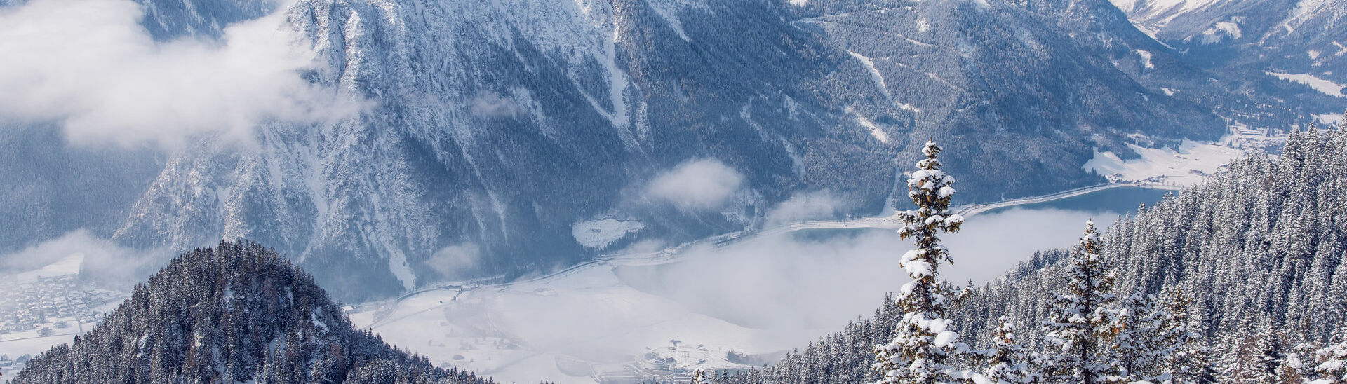 Die Region Achensee im Winter Der Blick vom Rofangebirge auf die verschneite Region Achensee und den Naturpark Karwendel.