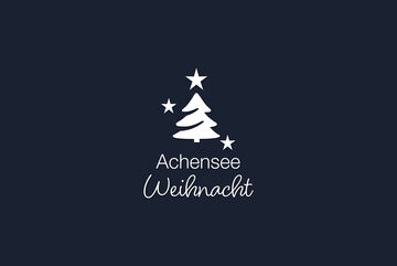 Weißer Weihnachtsbaum mit Sternen auf dunklem Hintergrund. Darunter der Text Achensee Weihnacht in zwei verschiedenen Schriftarten.