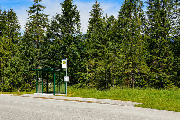 Bushaltestelle in Steinberg am Rofan Der öffentliche Regionsbus, der regelmäßig zwischen den Orten Achenkirch, Maurach, Pertisau, Steinberg und Wiesing verkehrt, kann gratis mit der AchenseeCard genutzt werden.