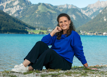 Tanja Keck von Achensee Tourismus am Seeufer in Maurach am Achensee.