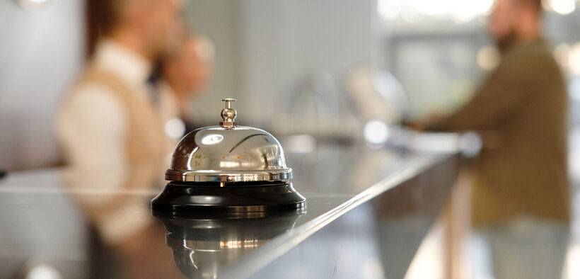 Rezeption-Glocke am Hotel Check-in Desk 