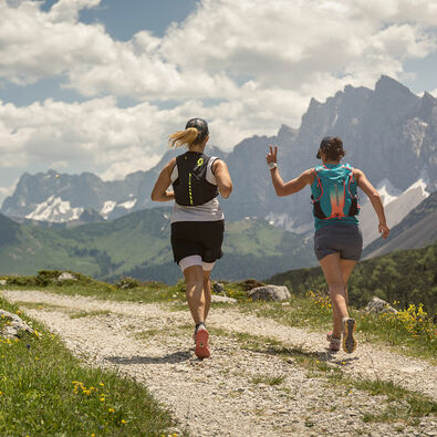 Trailrunner trainieren auf einer Forstsraße im Naturpark Karwendel in wunderschöner Umgebung.