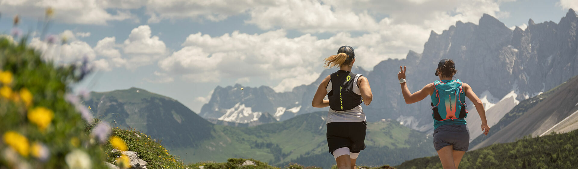 Trailrunner trainieren auf einer Forstsraße im Naturpark Karwendel in wunderschöner Umgebung.