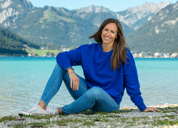 Martina Unterberger von Achensee Tourismus am Seeufer in Maurach am Achensee.