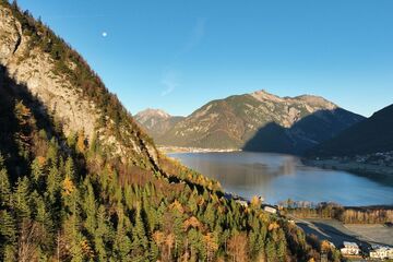 Die herbstliche Landschaft in Maurach am Achensee, am Fuße des Bärenkopfs, mit Blick auf den Seeberg und den Seekar, ist bunt gefärbt. /// Colourful autumn landscape in Maurach am Achensee, with views of the Bärenkopf, Seeberg, and Seekar mountains.