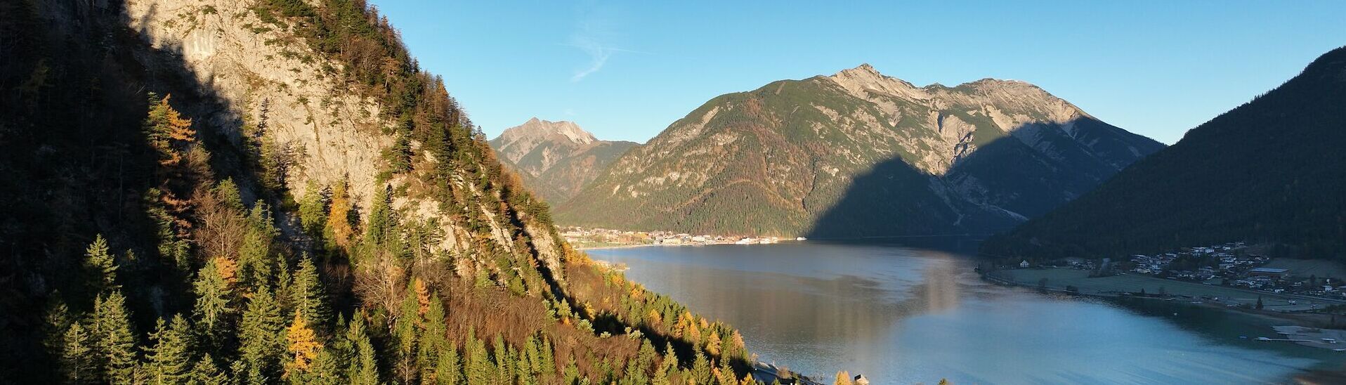 Die herbstliche Landschaft in Maurach am Achensee, am Fuße des Bärenkopfs, mit Blick auf den Seeberg und den Seekar, ist bunt gefärbt. /// Colourful autumn landscape in Maurach am Achensee, with views of the Bärenkopf, Seeberg, and Seekar mountains.