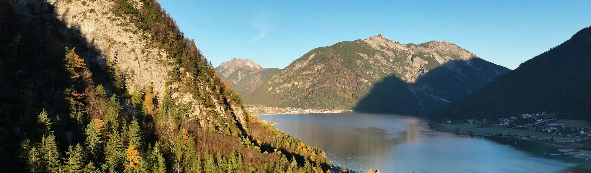 Die herbstliche Landschaft in Maurach am Achensee, am Fuße des Bärenkopfs, mit Blick auf den Seeberg und den Seekar, ist bunt gefärbt. /// Colourful autumn landscape in Maurach am Achensee, with views of the Bärenkopf, Seeberg, and Seekar mountains.