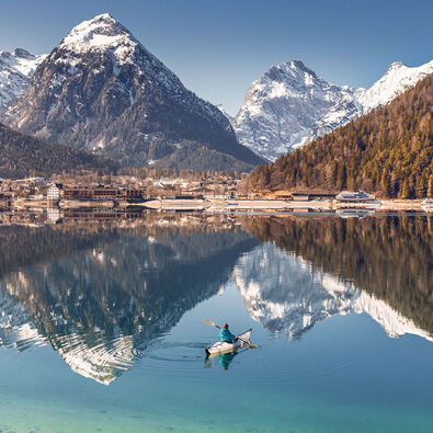 Mit dem Kajak kann man die Stille des Winters am Achensee genießen.