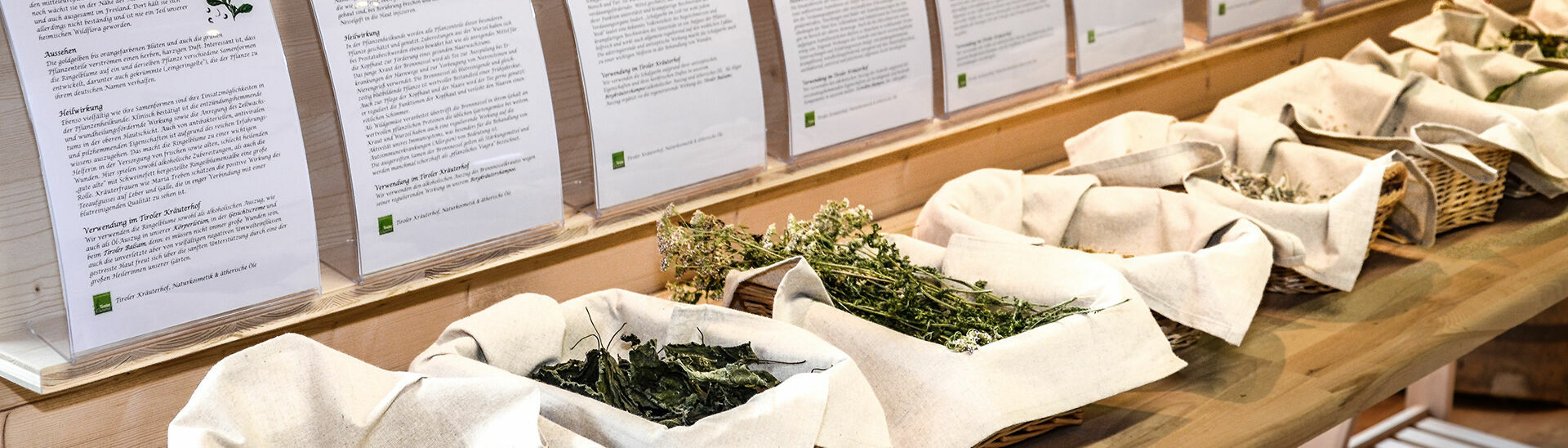 Tiroler Kräuterhof Von ätherischen Ölen, Cremes und Lotionen bis hin zu Entschlackungswasser – all diese Produkte, werden in Maurach am Achensee in Handarbeit herstellt und dort verkauft.