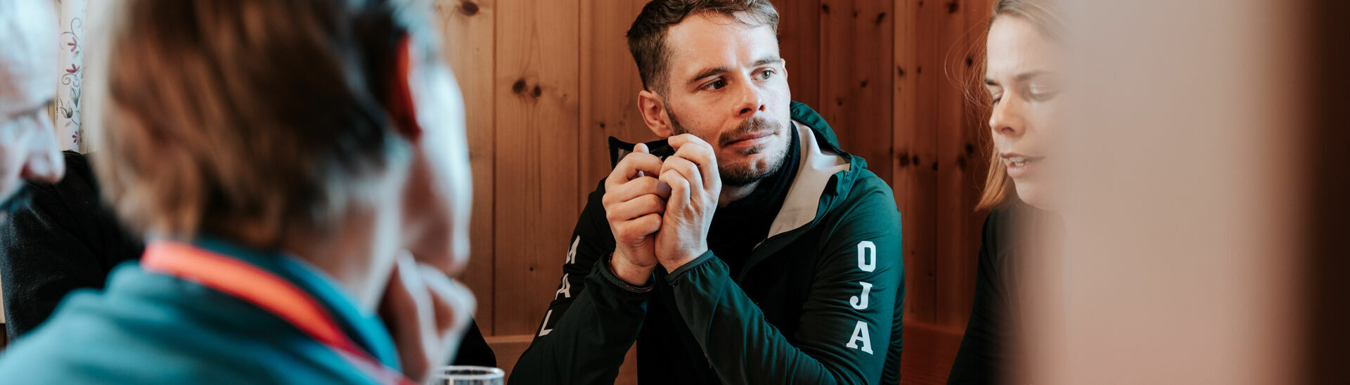 Eine detaillierte Tourenplanung erfordert das Verständnis der Lawinenbildung und die Fähigkeit, Lawinenlageberichte zu interpretieren.