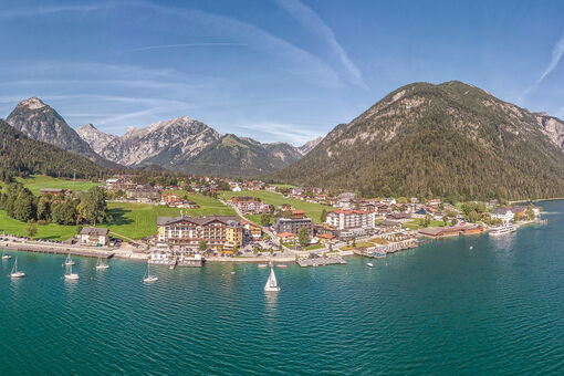 Pertisau am Fuße des Naturpark Karwendel begeistert mit seiner wunderschönen Landschaft. Am Ufer können Segelboote bewundert werden. 