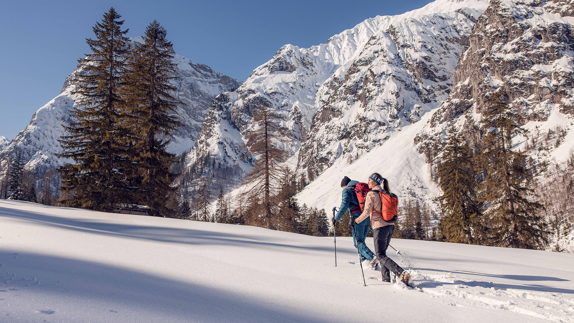 Mit den Schneeschuhen an den Füßen geht’s problemlos durch die Winterlandschaft des Falzthurntales im Naturpark Karwendel.