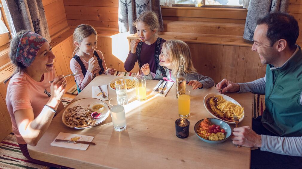 Riederbergstüberl im Winter im Skigebiet Christlum