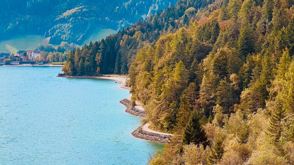 Gaisalmsteig in autumn along the shore of Lake Achensee, with a partial view of Pertisau.