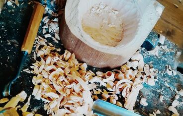 Schnitzen mit Zirbenholz