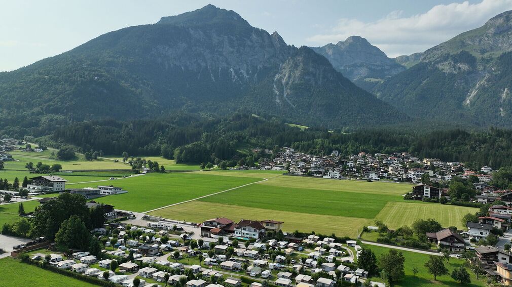 Der „Inntal Stadl“ ist ein rustikales Restaurant. Dachstuhl und Teile der Inneneinrichtung stammen aus historischen Gebäuden, die ältesten Holzelemente aus dem Jahr 1708.