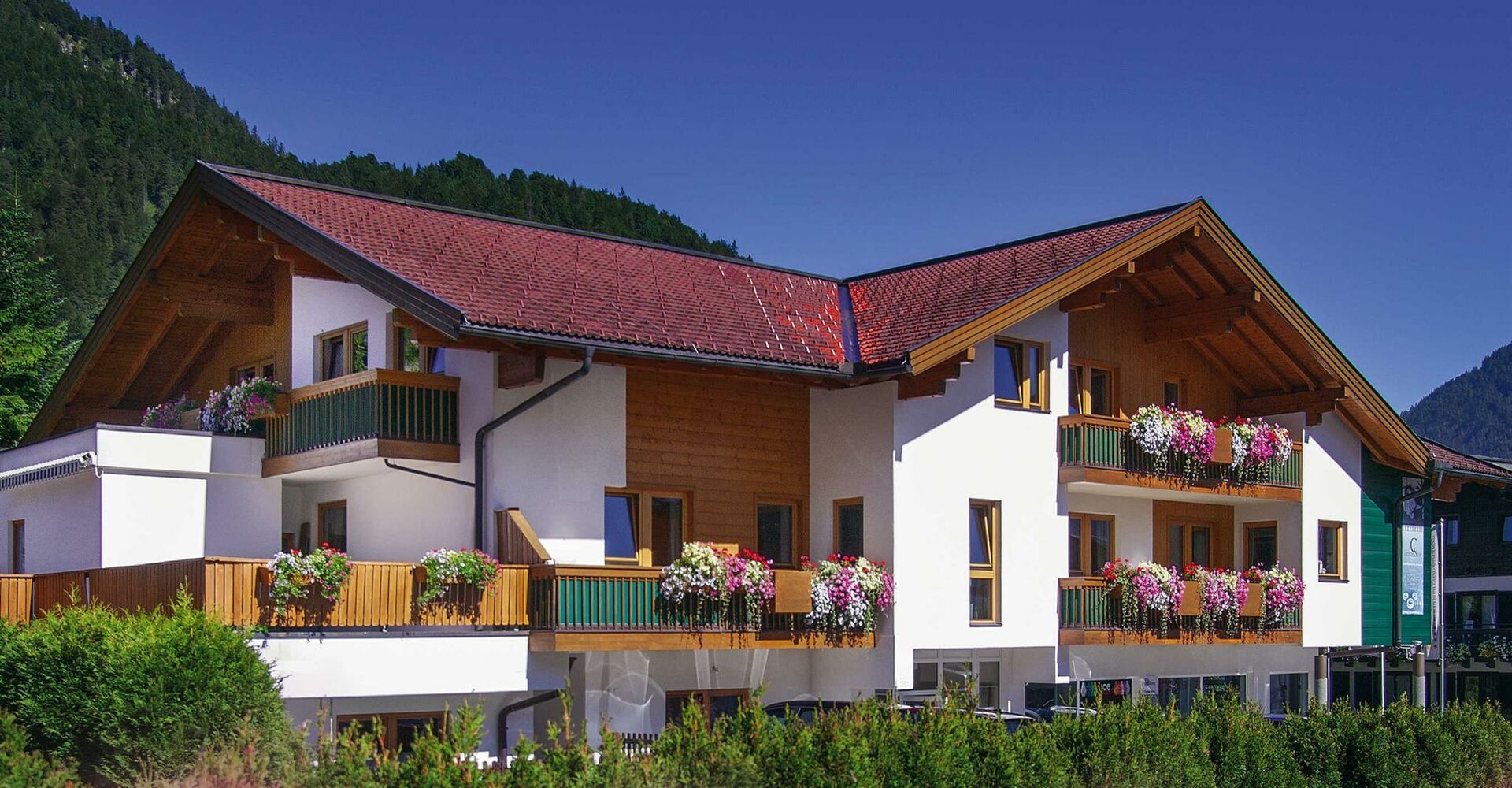 Apart-Garni-Montana-Aussenansicht-Sommer.jpg