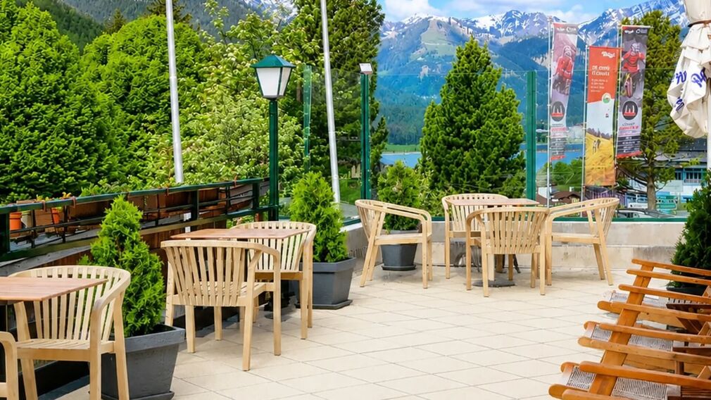 die großzügige Panorama-Terrasse der Konditorei Panorama Edelweiss