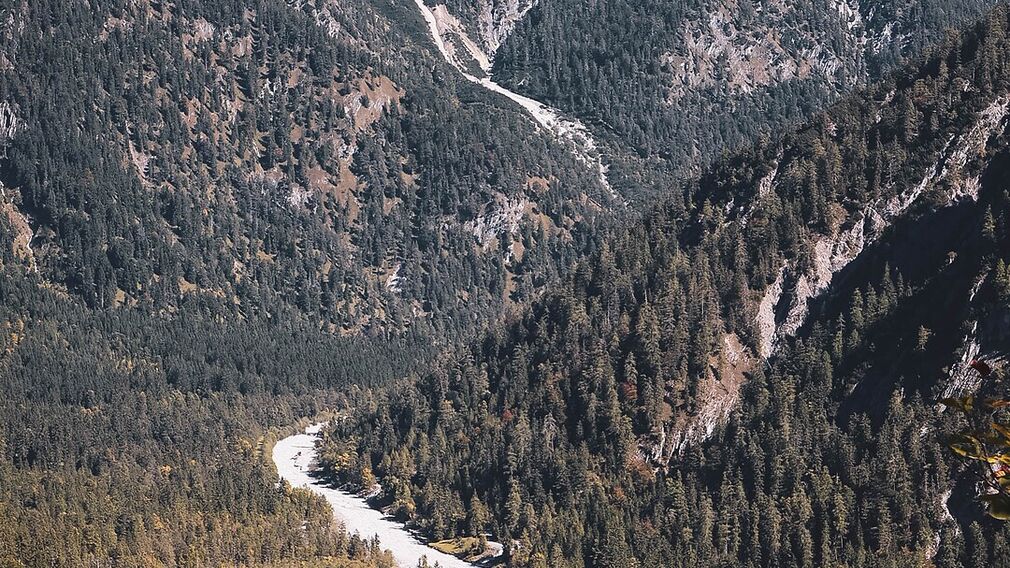 Ausblick vom 1.935 Meter hohen Gipfel des Satteljoch in Richtung Achensee und zur Plumsjochhütte