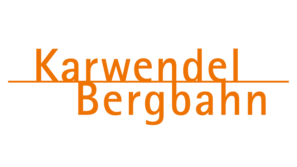 Karwendel-Bergbahn – Ankunft an der Bergstation mit Blick auf den Achensee und das umliegende Bergpanorama.