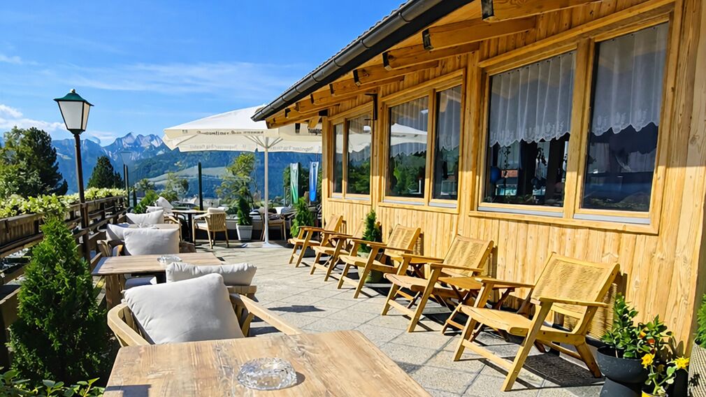 die großzügige Panorama-Terrasse der Konditorei Panorama Edelweiss