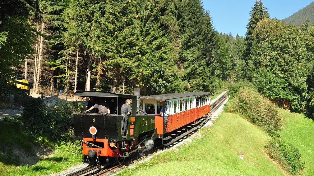 in Seespitz befindet sich zugleich die Schiffsanlegestelle und die Endstation der Achenseebahn