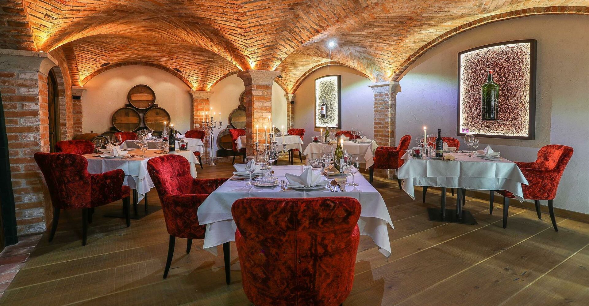 Gourmet-Restaurant-im-Kristall-Gewoelbekeller.jpg