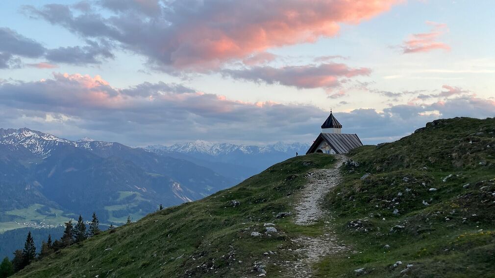 Wandern im Rofangebirge - im Hintergrund das Ebner Joch