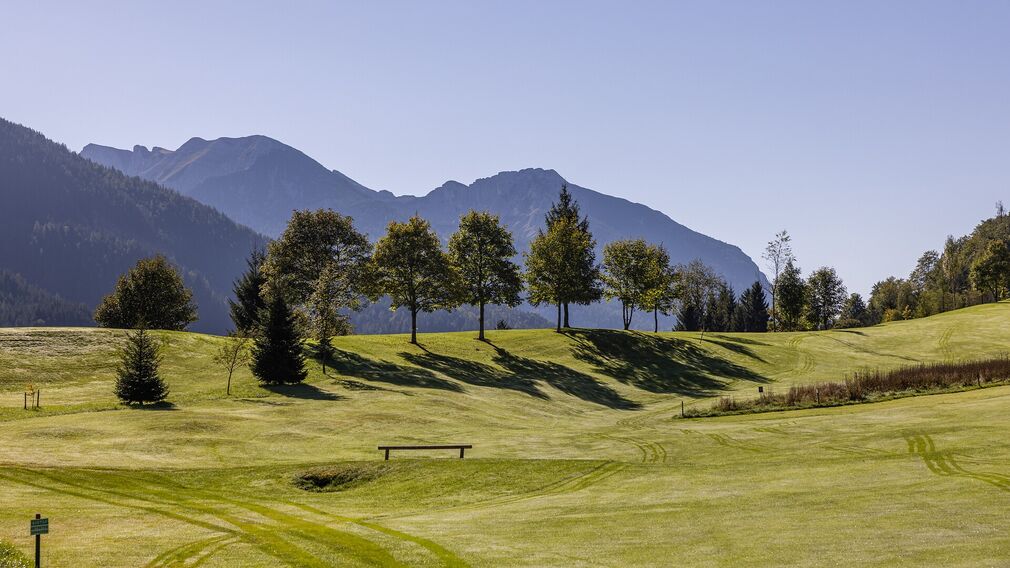 herbstliche Golfrunde am Golfplatz in Achenkirch