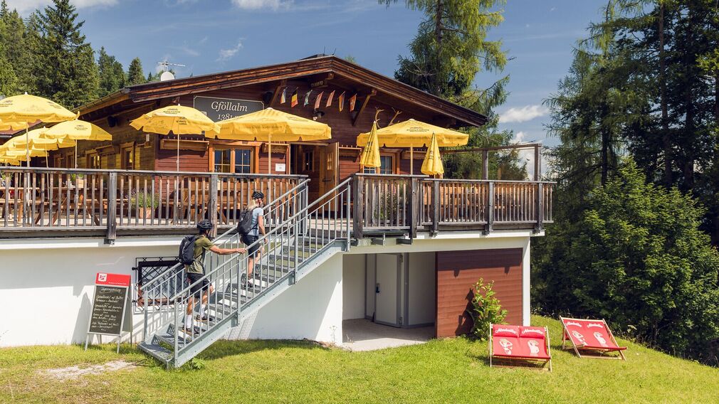 on the 484 Riederbergweg MTB route – with Lake Achensee in the background