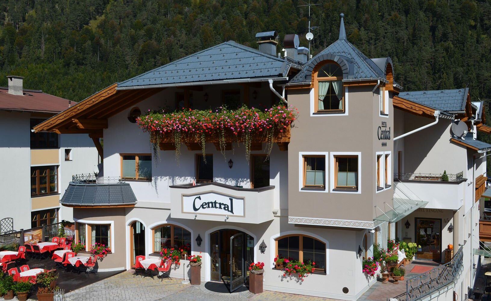 Hotel Central - Außenansicht im Sommer