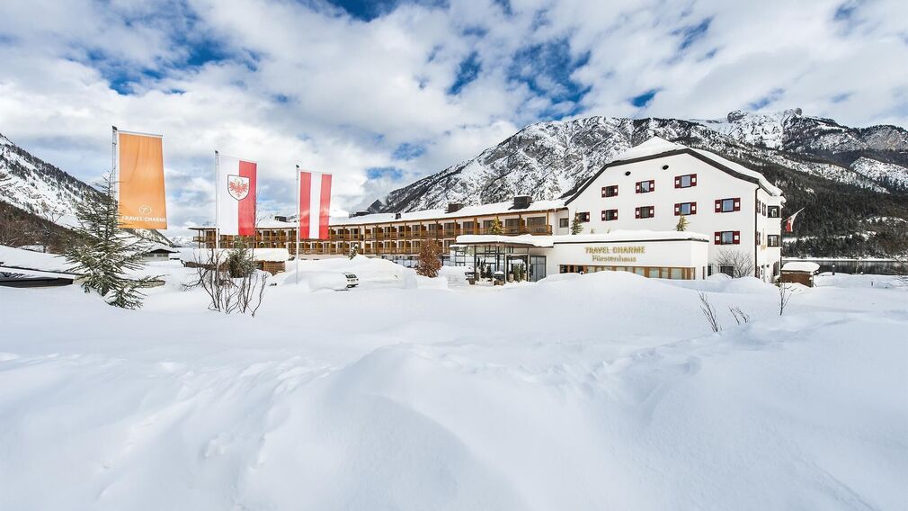 Hotel Teilansicht im Winter