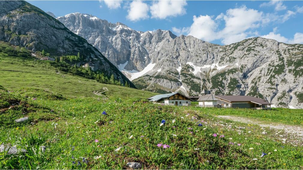 Karwendelhaus im Sommer