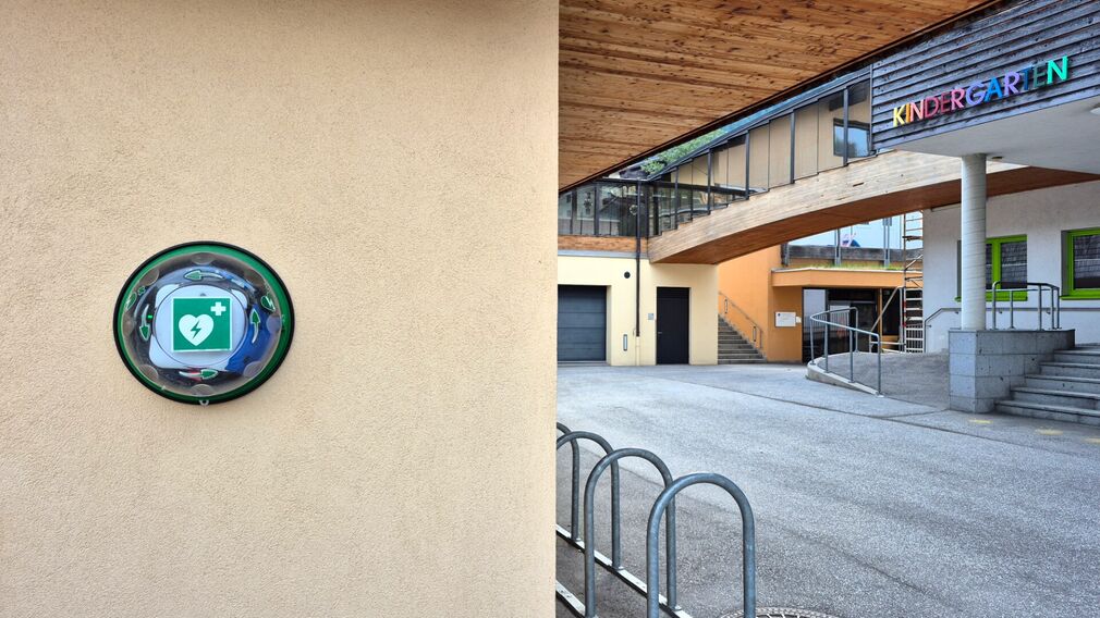 Defibrillator am Gebäude von Feuerwehr und Bergrettung in Maurach