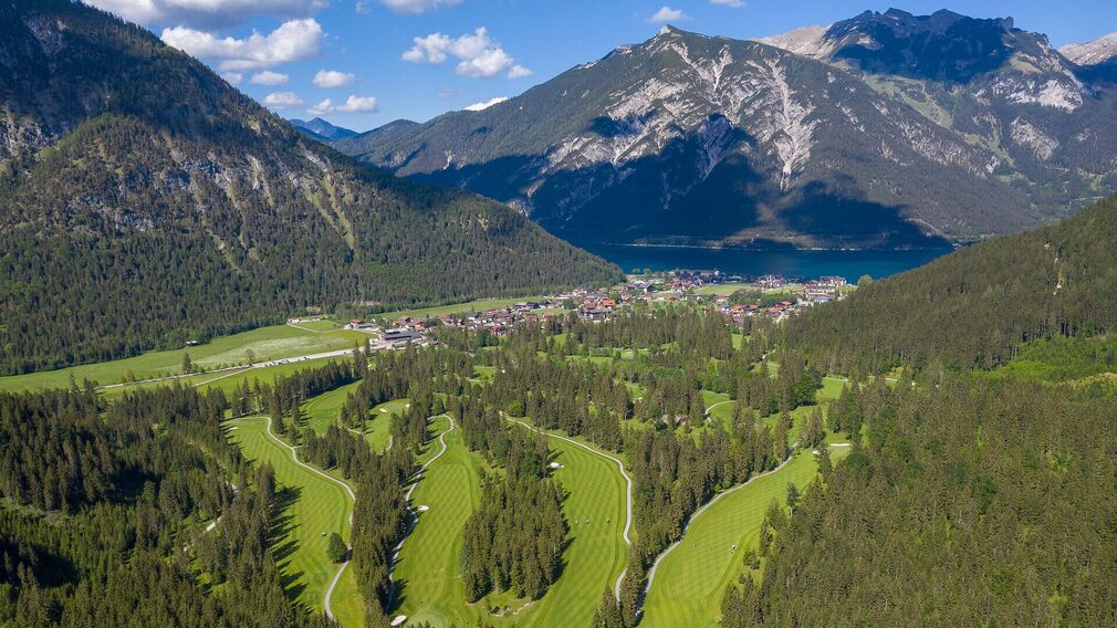 Der Golfclub Achensee in Pertisau ist von einer herrlichen Waldlandschaft umgeben.