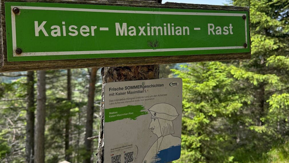 Die Kaiser-Maximilian-Rast ist Teil eines interaktiven Hörspiels über Kaiser Maximilian I. und bietet interessante Einblicke in seine Geschichte.
