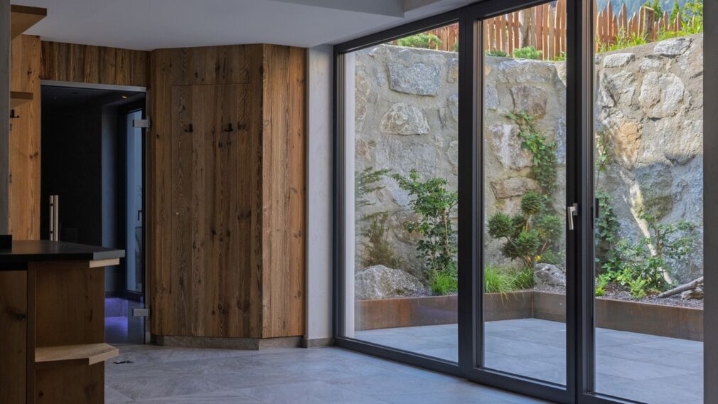 Ganzjährig beheizter Pool für erholsame Stunden im Wasser – ideal zum Entspannen und Genießen.