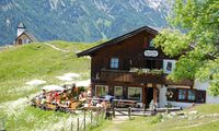 Hüttenansicht im Sommer