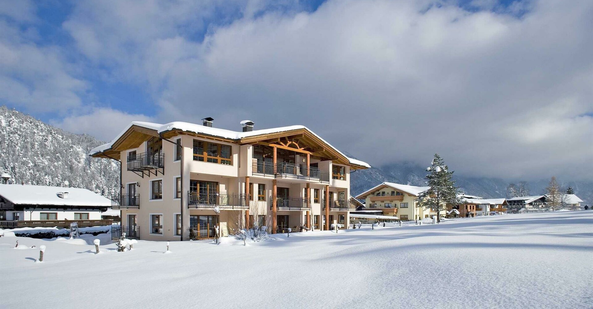 Alpenvital-Tirol-Appartments-Aussenansicht-Winter.jpg