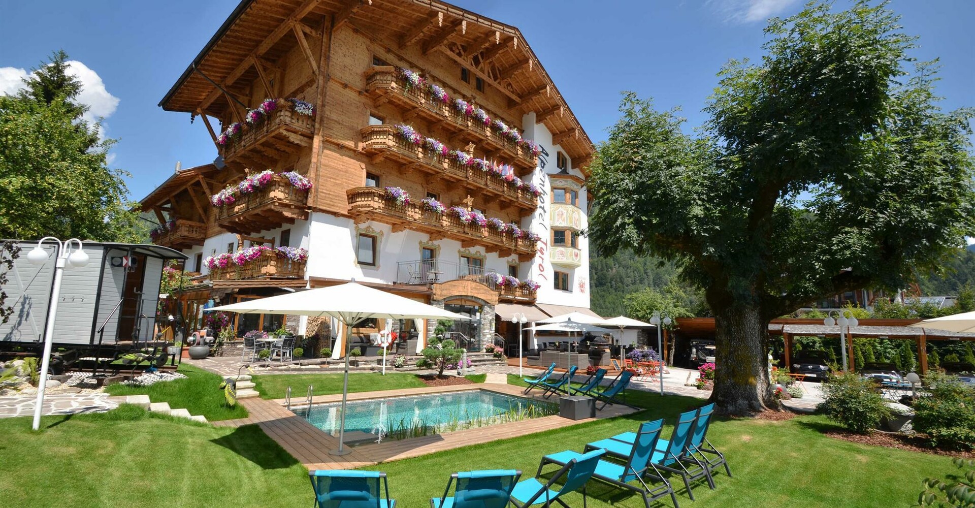 Hotel-Tyrol-Aussenansicht-Sommer.jpg