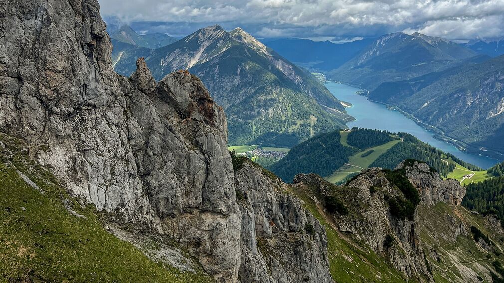Auf dem Weg zum Stanser Joch mit Blick auf den Achensee, den Zwölferkopf und Pertisau.
