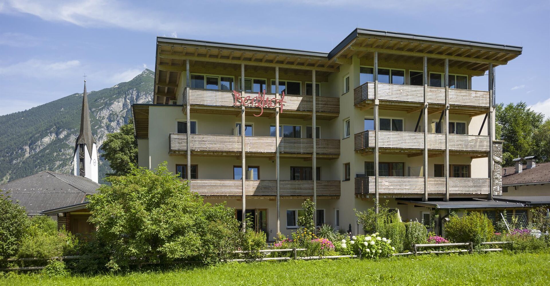Hotel Garni Berghof - Außenansicht vom Golfplatz