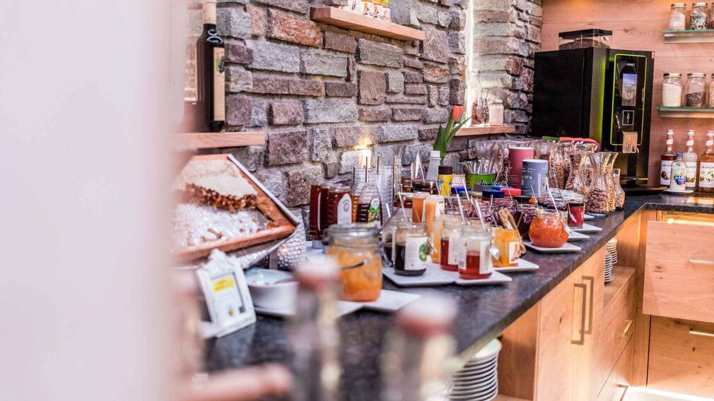 outside view with pool - Alpenhotel Tyrol